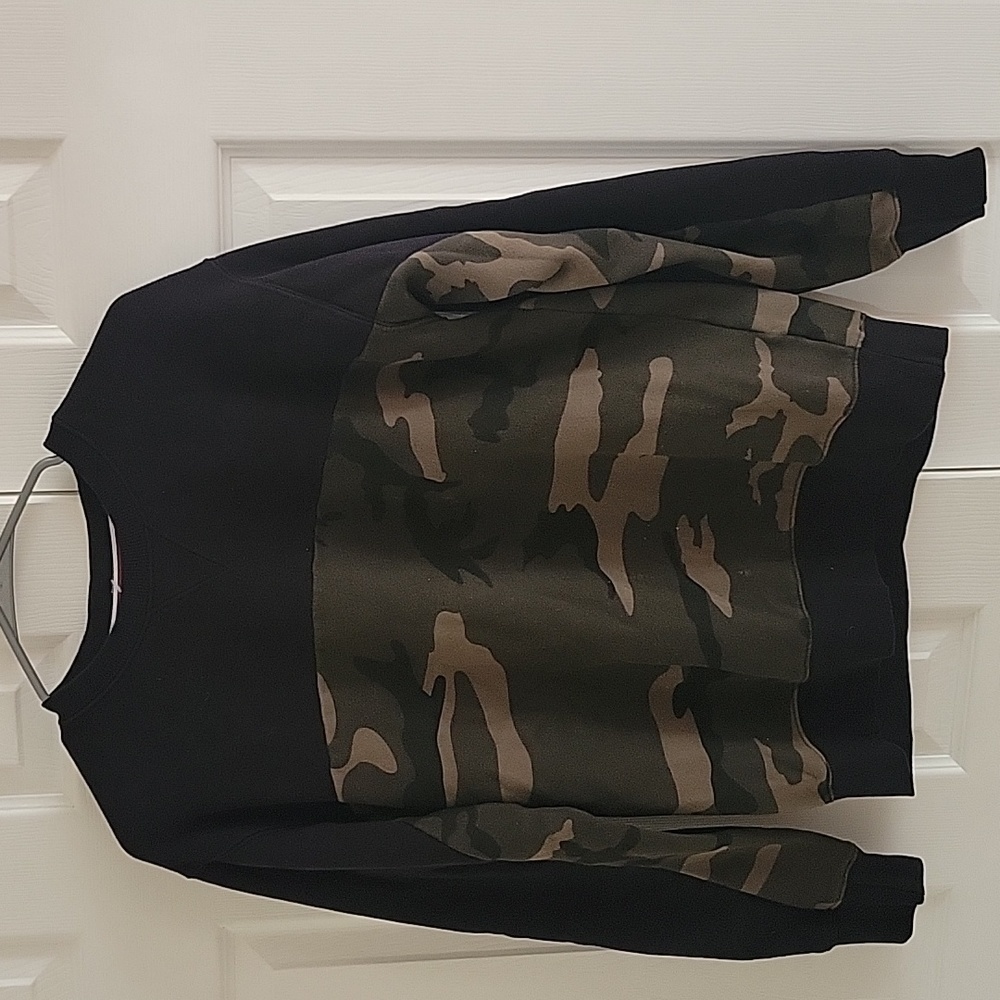 NWOT Aritzia TNA Women Black-Camouflage Sweatshirt S